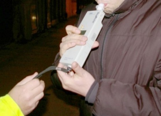 La Ghindăreşti: s-a urcat beat la volanul unei autobasculante şi s-a răsturnat în canalul colector